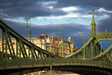 Obraz premium Liberty bridge detail and old houses beyond 