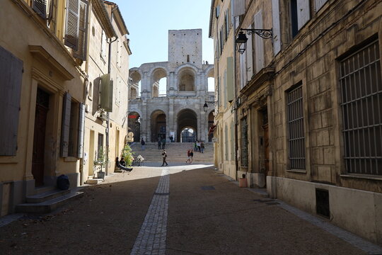 Fototapeta Vieille rue typique, ville d'Arles, département des Bouches-du-Rhône, France