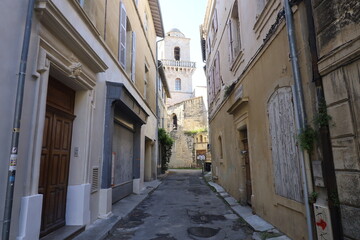Vieille rue typique, ville d'Arles, département des Bouches-du-Rhône, France