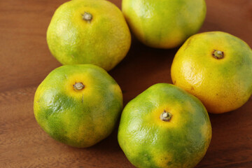 緑色がかっている早生みかん