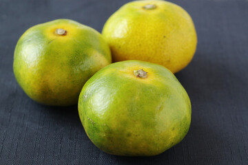 緑色がかっている早生みかん