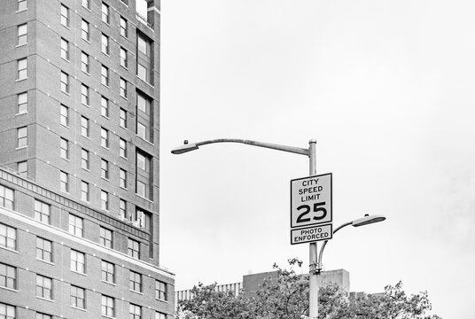 Fototapeta New York City street scene with speed limit sign