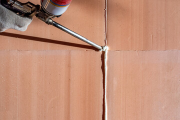 Using construction foam to seal seams with a tube. Laying polyurethane foam on the floor.