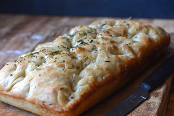 focaccia chica para una persona rellena, de jamon y verduras