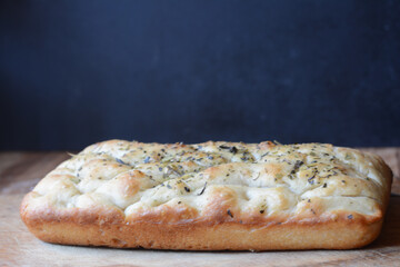 focaccia chica para una persona rellena, de jamon y verduras