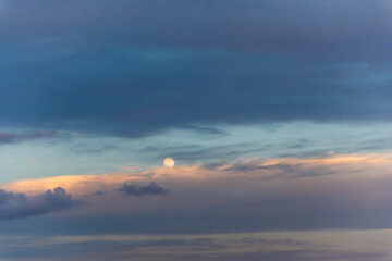 Cielo de una atardecer con la luna de fondo. 