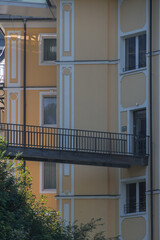 Fototapeta premium Belle Epoque Fassaden mit Fußgängerbrücke in Bad Gastein