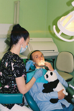 Patient tells the doctor about the problem with teeth.