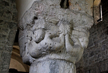 Obraz premium sirene bicaudate; capitello figurato nella chiesa romanica di San Salvatore a Capo di Ponte in Val Camonica