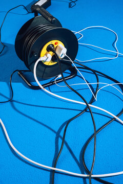 Electrical cables and sockets