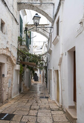 Kleine Gasse in Cisternino, Apulien