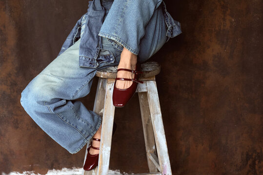 Woman wearing wide jeans and ballerinas