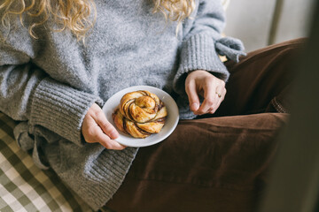 A cinnamon bun in hands