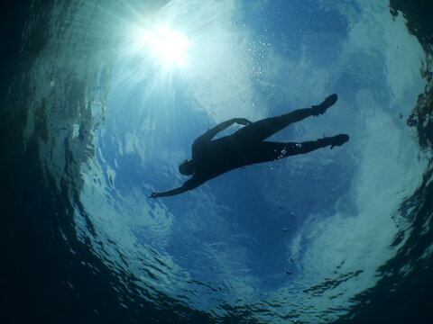 the famous poze of the olympic shooter underwater