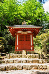 女人高野室生寺境内の赤い祠堂　奈良県宇陀市室生