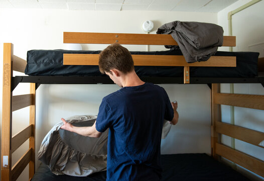 Student moves into dormitory on college campus