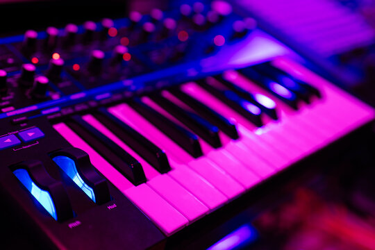 Analogue synthesizer