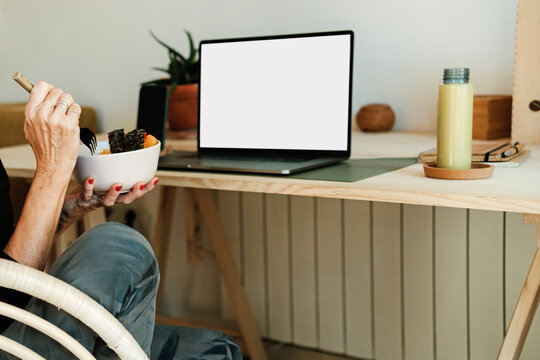eating with blank laptop screen.

