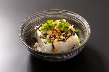 冷奴（塩昆布　揚げ玉　ネギ）