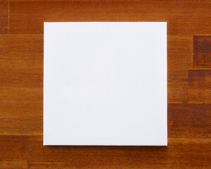 机の上に置かれた白いキャンバス