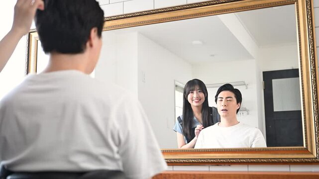美容室で鏡を見ながら髪の仕上がりを見る美容師と男性のお客さま　こんな感じでいかがでしょうか？の動画