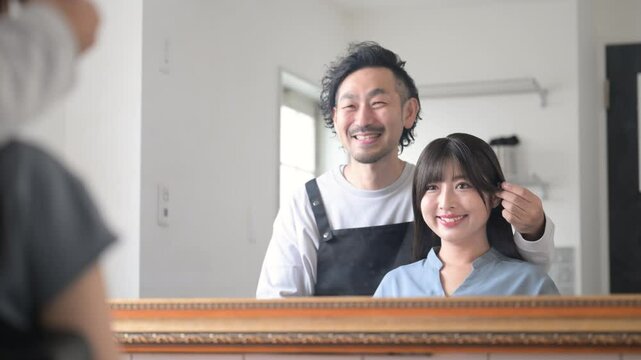 美容室で鏡を見ながら髪の仕上がりを見る美容師とお客さまの動画