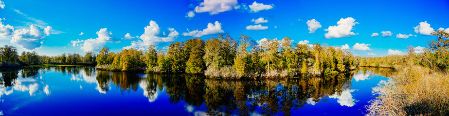 Obraz premium Winter Landscape of Hillsborough river at Lettuce lake park 