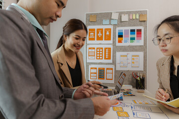 Digital product business owners brainstorm to find conclusions on choosing different website design...