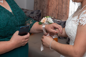  flower decoration placed on the hands of the godmothers ,2024
