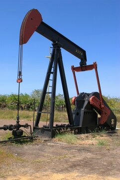 La industria petrolera es la mayor actividad en el estado Zulia,depositos,balancines,torres etc.