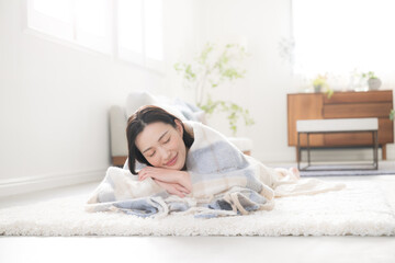暖かい部屋でくつろぐ、寝る美しい女性のクローズアップの広角の秋冬の部屋のイメージ 広角