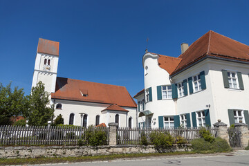 Kirche Heilig Geist mit Rathaus Apfeldorf	