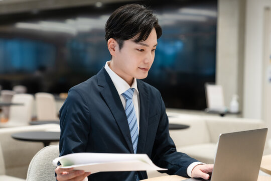 書類を確認するビジネスマン