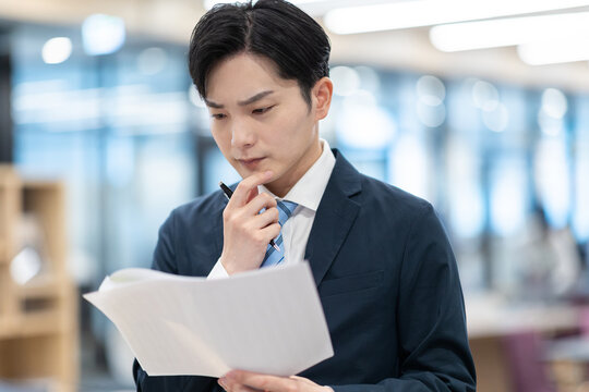書類を確認するビジネスマン