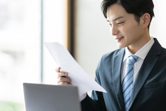 書類を確認するビジネスマン