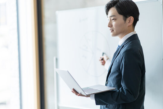 仕事をするビジネスマン - Powered by Adobe