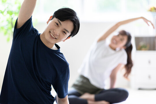 ストレッチする男女