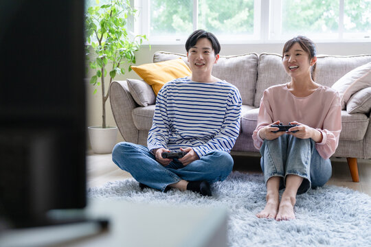 ゲームをする男女