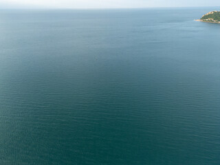 어선들이 떠있는 태국 방사레이의 평온한 바다 풍경
