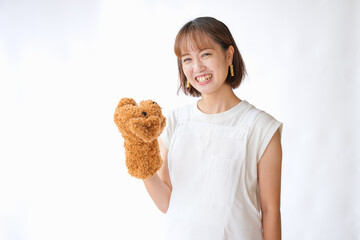 犬の人形と笑顔の女性