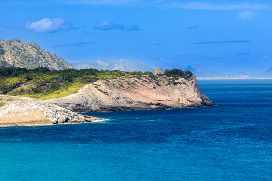 Wehrturm Torre d`Albarca &uuml;ber der Bucht Cala Mitjana westlich Cala Mesquida, Mallorca, Spanien