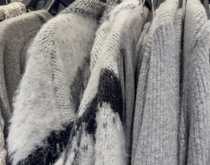 Mohair Strickjacke auf einem Kleiderständer in einem Kaufhaus 