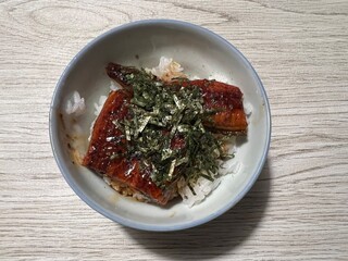 ご飯茶碗に盛られた鰻の蒲焼き、ひつまぶし