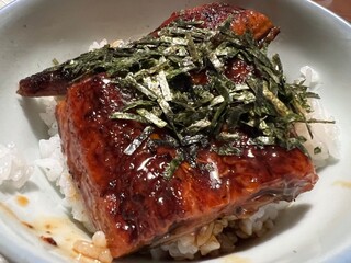 ご飯茶碗に盛られた鰻の蒲焼き、ひつまぶし