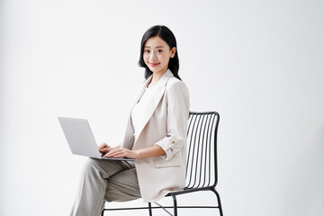 オフィスで働く美しい若い女性