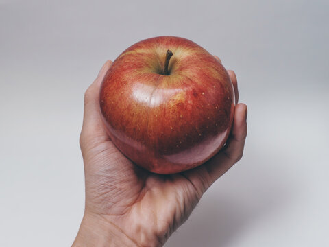 hand holding apple