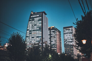 夜のオフィスビルの都市風景