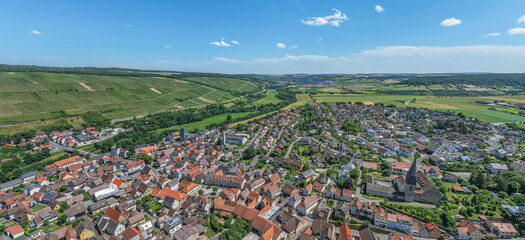 Die Gemeinde Markelsheim im württembergischen Taubertal von oben