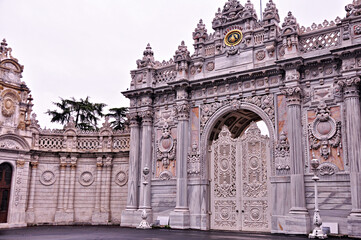 Fototapeta premium Gate of Dolmabahce Palace in Istanbul, Turkey