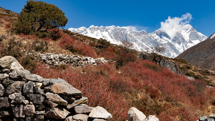 Grandiose Berglandschaft im Himalaya auf dem Everest-Base-Camp-Trek in Nepal